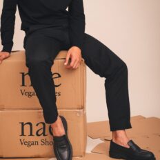 Mocassin vegan Cesar noir — photo lifestyle homme assis