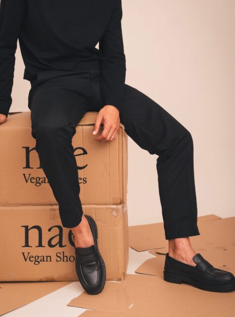 Mocassin vegan Cesar noir — photo lifestyle homme assis