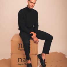 Mocassin vegan Cesar noir — vue portée pied complet