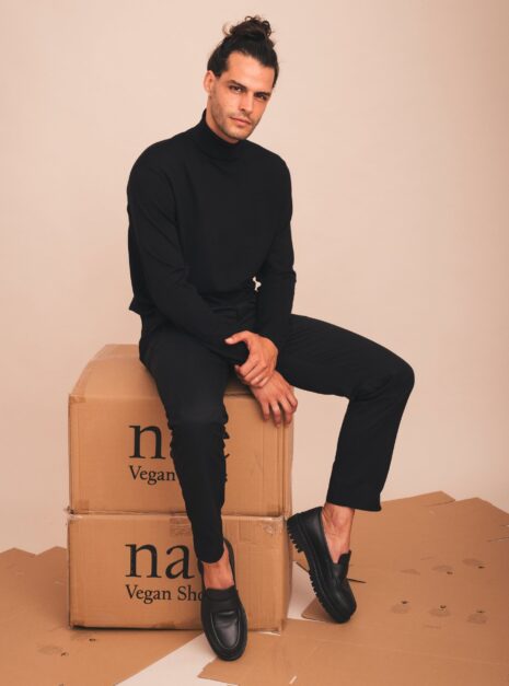 Mocassin vegan Cesar noir — vue portée pied complet