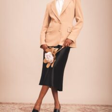 Mocassin vegan Julia noir — porté avec blazer beige style bureau