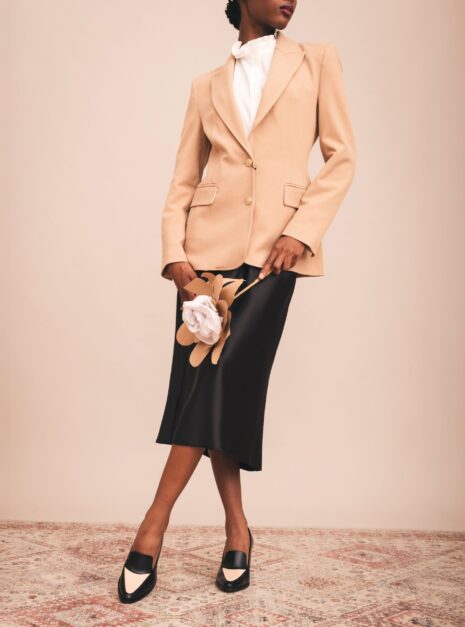 AW25_Julia_Banner_Vertical_1_Ela.jpg Mocassin vegan Julia noir — porté avec blazer beige style bureau