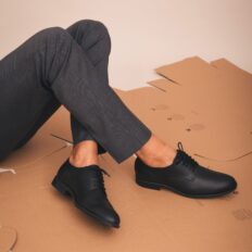 Derby vegan Quinn noir — vue portée assise style habillé