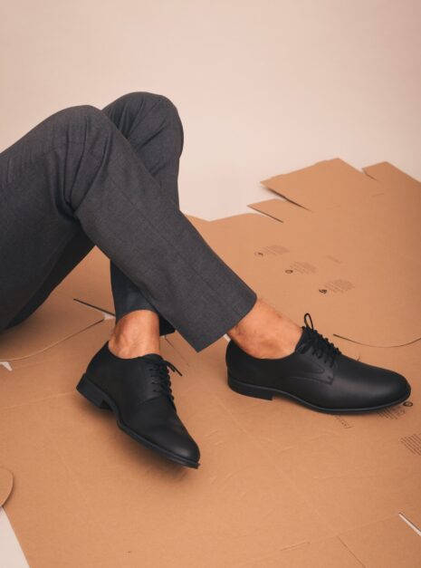 Derby vegan Quinn noir — vue portée assise style habillé