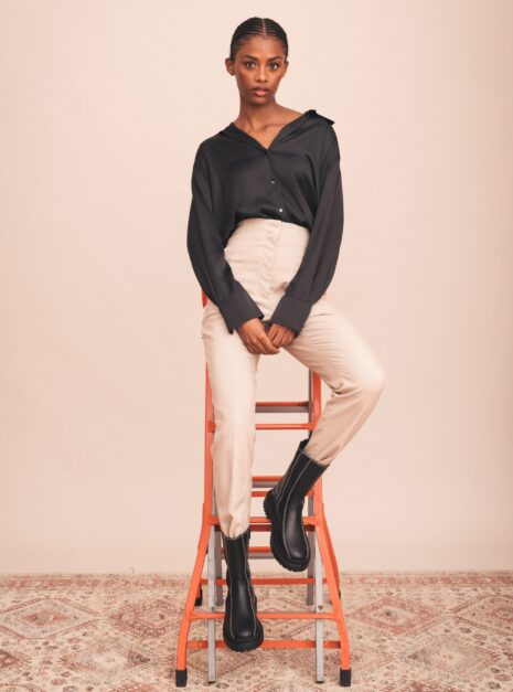 AW25_Reiko_Full_Vertical_Ela.jpg Botte vegan Reiko noire — vue portée plein pied style décontracté