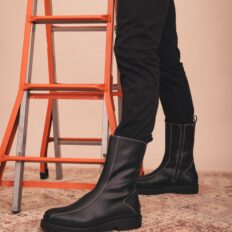 Botte vegan Reiko noire — portée avec pantalon beige