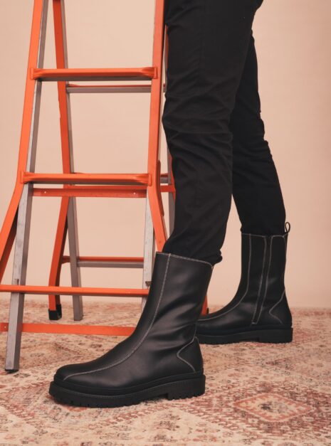 AW25_Reiko_Mid_Vertical_Ele.jpg Botte vegan Reiko noire — portée avec pantalon beige