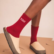 Chausson vegan Suva — porté avec chaussettes style confort intérieur