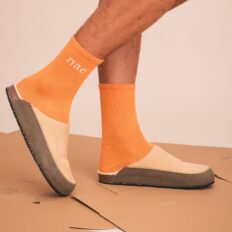 Chausson vegan Suva — porté avec chaussettes orange style décontracté