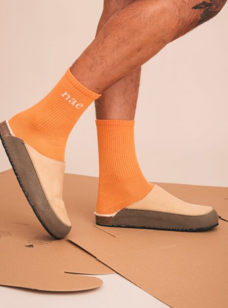 Chausson vegan Suva — porté avec chaussettes orange style décontracté
