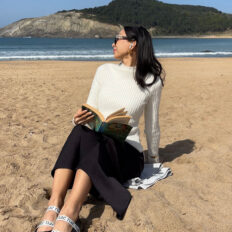 Ballerine vegan Aure noire — portée à la plage style été