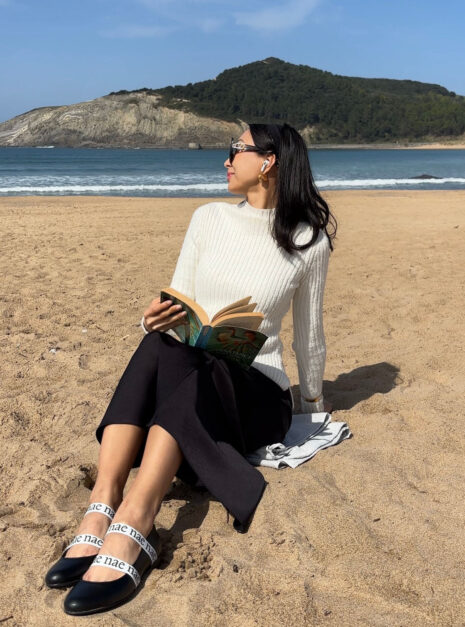 Aure_Black_4.jpg Ballerine vegan Aure noire — portée à la plage style été