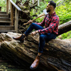 Chelsea boot vegan Basti marron — portée en extérieur nature