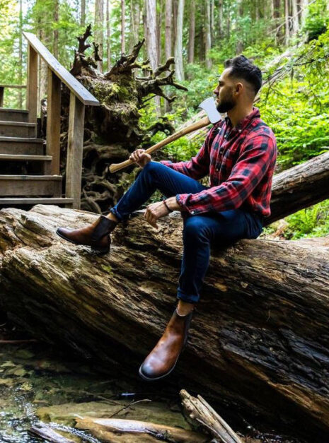 Chelsea boot vegan Basti marron — portée en extérieur nature