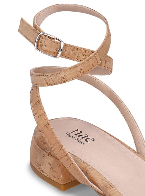 Sandale vegan Desa en liège — détail bride cheville et boucle