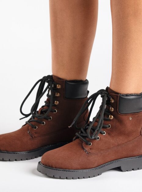 Botte vegan Gadea marron — vue de profil portée en extérieur