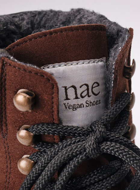 Botte vegan Gadea marron — détail logo brodé sur la languette