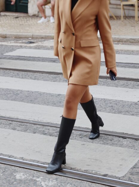 Botte haute vegan Greta noire — vue portée plein pied