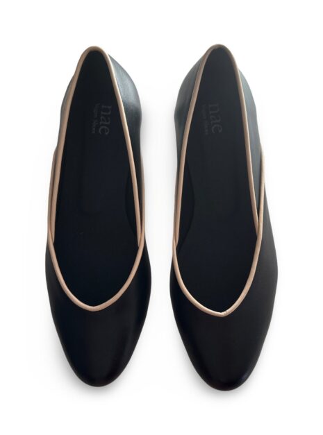 Mocassin vegan Isla noir — vue détaillée bordure beige cuir de pomme