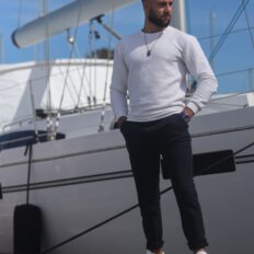 Baskets vegan London blanches portées sur un bateau — style décontracté