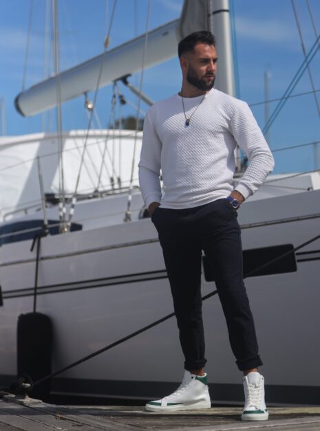 Baskets vegan London blanches portées sur un bateau — style décontracté