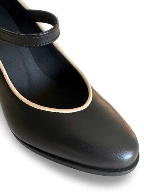 Escarpin vegan Martina noir — vue rapprochée Mary Jane bordure beige