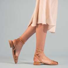 Sandale vegan Desa en liège — vue portée bride cheville respirante