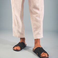 Sandale vegan Tupai noire — vue portée sangles croisées rembourrées