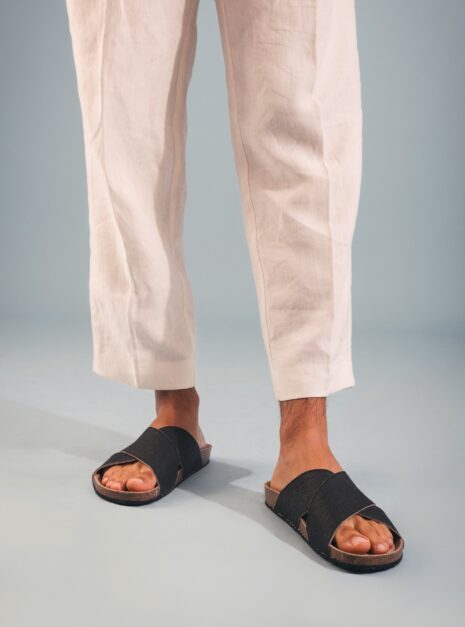 Sandale vegan Tupai noire — vue portée sangles croisées rembourrées